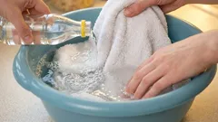  夜、ふきんやキッチン用手袋を水に浸しておくと、翌朝にはすっかりきれいになり、古くなった油汚れさえも消えてしまいます。