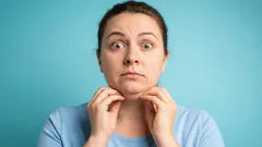 首を後ろに反らした時に「二重あご」ができてしまいますか？このよくある間違いを直して、首を守りましょう。