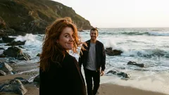 日常の生活において、ボディランゲージや笑顔がどのようにしてあなたをより好感を持たれる存在にするのか