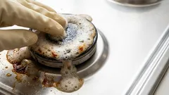 高価な洗剤や刺激の強い臭いを伴わずに、コンロのバーナーにこびりついた油汚れを落とす方法。